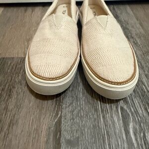 TOMS Women’s Beige Textured Slip-On Loafers